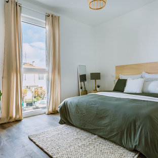 Mittelgroßes Nordisches Hauptschlafzimmer mit weißer Wandfarbe, Linoleum und grauem Boden in Bordeaux