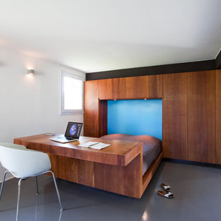 Idées déco pour une chambre parentale contemporaine de taille moyenne avec un mur blanc.
