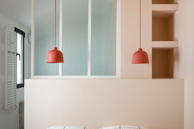 Idée de décoration pour une chambre avec un mur rose et parquet clair.