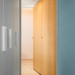 Ejemplo de dormitorio principal con paredes rosas y suelo de madera clara