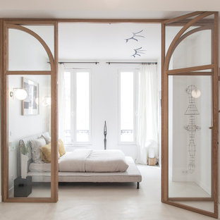 Inspiration pour une chambre design avec un mur blanc et un sol gris.