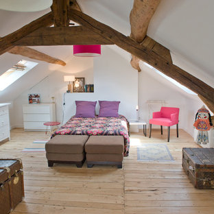 Réalisation d'une chambre nordique avec un mur blanc et un sol en bois clair.