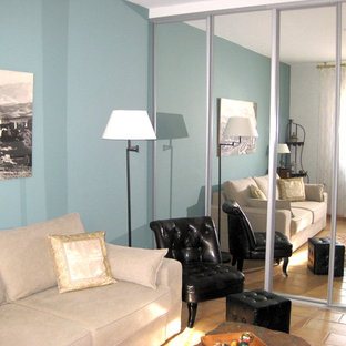 Imagen de dormitorio principal, tradicional, de tamaño medio, con paredes azules y suelo de ladrillo
