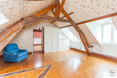 レンヌにある巨大なモダンスタイルのおしゃれなロフト寝室 (マルチカラーの壁、淡色無垢フローリング、暖炉なし) のインテリア