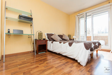 レンヌにある広いモダンスタイルのおしゃれな客用寝室 (黄色い壁、淡色無垢フローリング、暖炉なし) のレイアウト