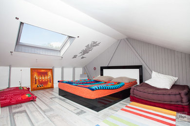 レンヌにある広いモダンスタイルのおしゃれなロフト寝室 (白い壁、クッションフロア、暖炉なし) のレイアウト