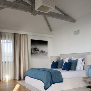 Diseño de dormitorio principal, contemporáneo, grande, sin chimenea, con paredes blancas, suelo de linóleo y suelo marrón