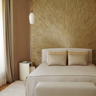 Cette photo montre une chambre tendance avec un mur beige et un sol en bois clair.