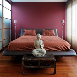 Idée de décoration pour une chambre parentale beige et marron asiatique de taille moyenne avec un mur violet et un sol en bois brun.