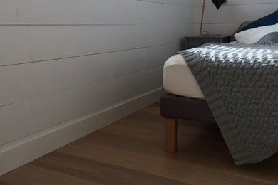 パリにあるビーチスタイルのおしゃれな寝室のインテリア