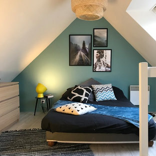 Réalisation d'une chambre design avec un mur vert, un sol en bois clair et un sol gris.