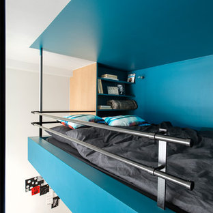 Ejemplo de dormitorio tipo loft, contemporáneo, con paredes azules