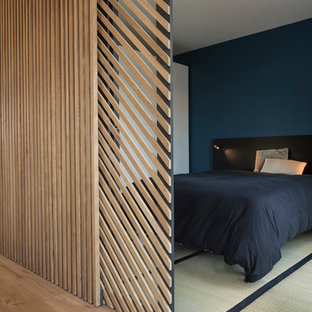 Mittelgroßes Modernes Hauptschlafzimmer ohne Kamin mit blauer Wandfarbe, Tatami-Boden und weißem Boden in Paris