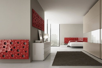 Cette image montre une très grande chambre parentale design avec un mur rouge et aucune cheminée.