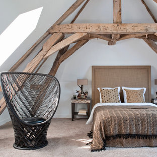 Aménagement d'une chambre avec moquette campagne avec un mur blanc.