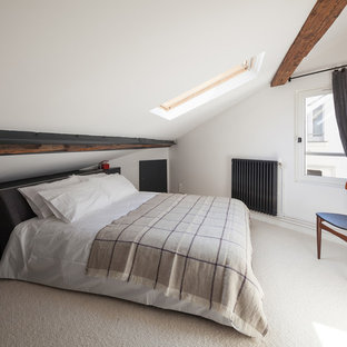 Inspiration pour une chambre nordique de taille moyenne avec un mur blanc, aucune cheminée et un sol beige.