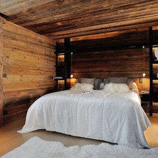 Idées déco pour une chambre parentale montagne de taille moyenne avec un mur marron, un sol en bois clair et aucune cheminée.