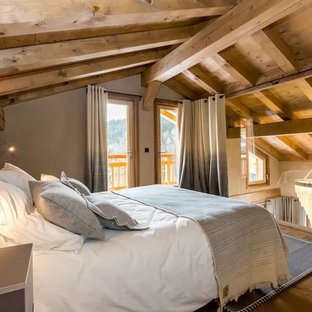 Foto de dormitorio tipo loft, rural, pequeño, sin chimenea, con paredes beige y suelo de madera clara