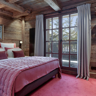 Diseño de dormitorio rural con paredes marrones, moqueta y suelo rosa