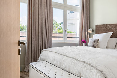 Mittelgroßes Shabby-Look Hauptschlafzimmer ohne Kamin mit weißer Wandfarbe und hellem Holzboden in Paris
