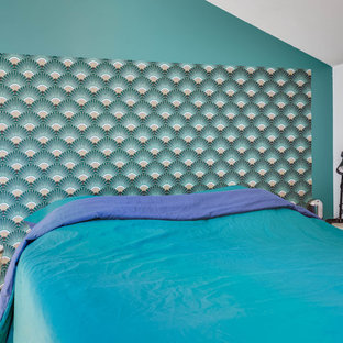 Imagen de dormitorio principal, actual, con paredes verdes y suelo laminado