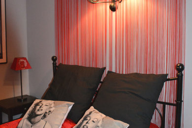 На фото: спальня в стиле модернизм с серыми стенами и светлым паркетным полом