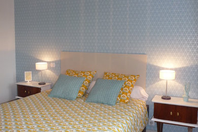 Inspiration pour une chambre parentale nordique de taille moyenne avec un mur bleu, parquet foncé, aucune cheminée et un sol marron.