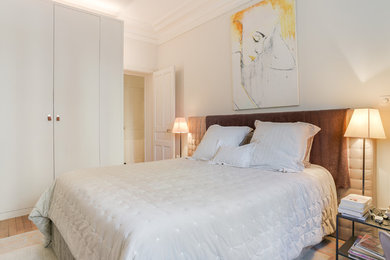 パリにある中くらいなコンテンポラリースタイルのおしゃれな主寝室 (白い壁、淡色無垢フローリング) のレイアウト