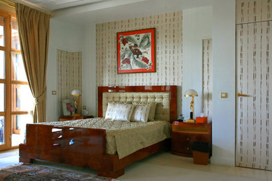 Ejemplo de dormitorio principal tradicional renovado grande con paredes beige y suelo de mármol