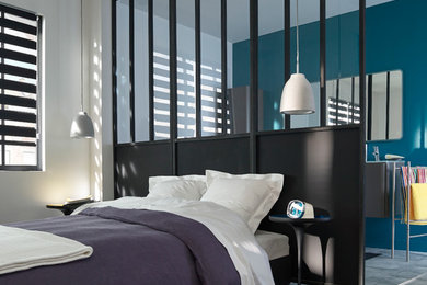 Свежая идея для дизайна: хозяйская спальня среднего размера в стиле лофт с синими стенами - отличное фото интерьера