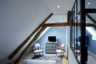 Foto de dormitorio principal bohemio sin chimenea con paredes blancas