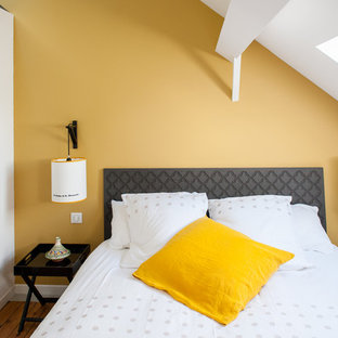 Idées déco pour une petit chambre mansardée ou avec mezzanine contemporaine avec un mur jaune.
