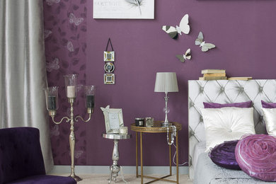 Bild på ett mellanstort shabby chic-inspirerat huvudsovrum, med lila väggar och heltäckningsmatta