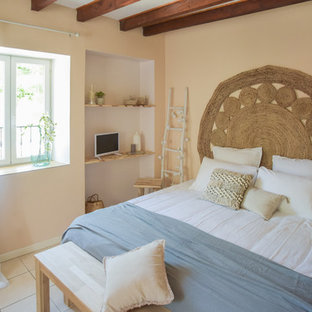 Aménagement d'une chambre bord de mer avec un mur jaune et un sol beige.