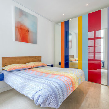 Chambre contemporaine dans un appartement design aux couleurs estivales - Paris