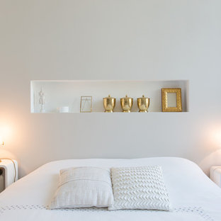 Inspiration pour une petit chambre parentale design avec un mur blanc et un sol en bois clair.