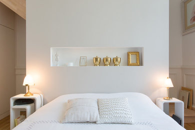 レンヌにある小さなコンテンポラリースタイルのおしゃれな主寝室 (白い壁、淡色無垢フローリング、照明) のインテリア