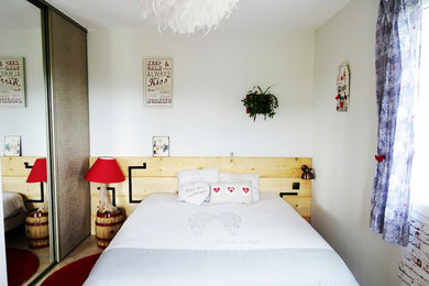 Diseño de dormitorio principal romántico de tamaño medio sin chimenea con paredes grises, suelo de baldosas de cerámica y suelo beige