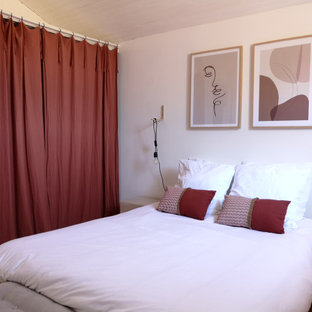 Inspiration pour une chambre design avec un mur blanc, un sol en bois foncé et un sol marron.