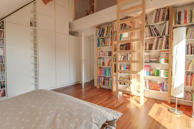 Idée de décoration pour une grande chambre d'amis minimaliste avec un mur blanc et parquet foncé.