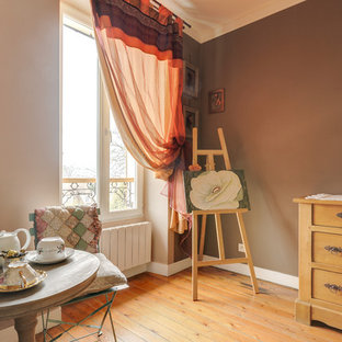 Imagen de habitación de invitados de estilo de casa de campo, pequeña, con paredes marrones, suelo de madera oscura, chimenea de esquina, marco de chimenea de hormigón y suelo marrón