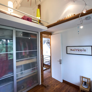 Cette photo montre une chambre mansardée ou avec mezzanine tendance.