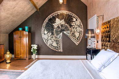 アンジェにある広いトランジショナルスタイルのおしゃれな主寝室 (ベージュの壁、濃色無垢フローリング、茶色い床)