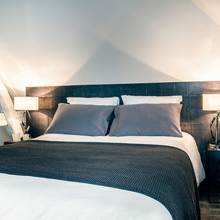 Imagen de dormitorio principal, clásico renovado, de tamaño medio, con paredes beige, suelo vinílico y suelo marrón
