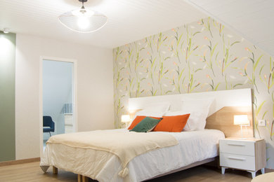 Inspiration pour une grande chambre design avec un plafond en lambris de bois, parquet clair et du papier peint.