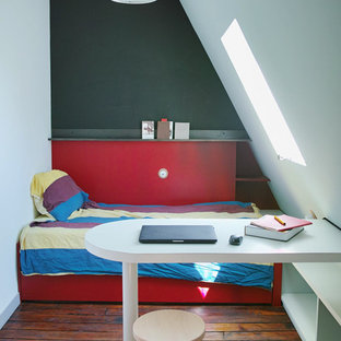 Foto de dormitorio tipo loft, contemporáneo, pequeño, sin chimenea, con paredes grises y suelo de madera oscura