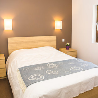 Kleines Modernes Hauptschlafzimmer mit brauner Wandfarbe, Linoleum und braunem Boden in Grenoble