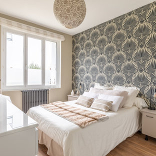 Idée de décoration pour une chambre design avec un mur multicolore, un sol en bois brun, un sol marron et du papier peint.