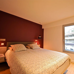 Foto de dormitorio principal, romántico, de tamaño medio, con paredes púrpuras, suelo de madera clara y suelo marrón