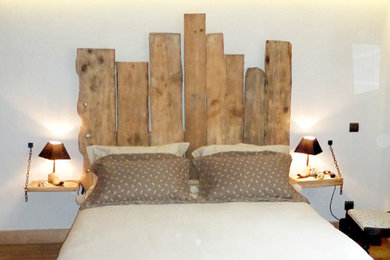 This is an example of a country bedroom in Grenoble.